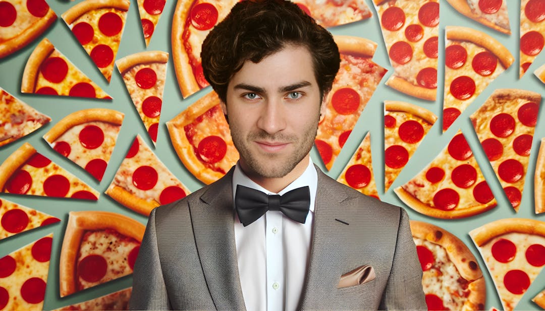 Airrack (Eric Decker) en un entorno único con rebanadas de pizza y una corbata negra, su expresión neutral añadiendo al ambiente caprichoso.