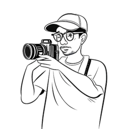 Desenho em arte de linha de um homem, representando Apollo Legend (Benjamin Smith), segurando uma câmera e filmando seu primeiro vídeo no YouTube intitulado 'When Tourney Comes to Town'. O desenho é feito em preto e branco, em um fundo branco.