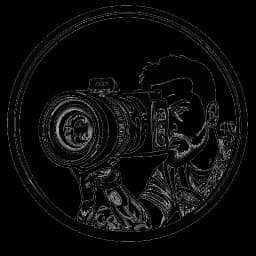 Disegno in bianco e nero di un uomo, raffigurante Duke Dennis, con tatuaggi, che fissa un obiettivo della fotocamera che riflette una donna, tre Jeep e simboli religiosi su sfondo bianco